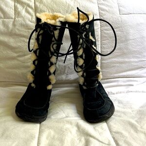 Uggs fully lined sheepskin lace up boots size 7